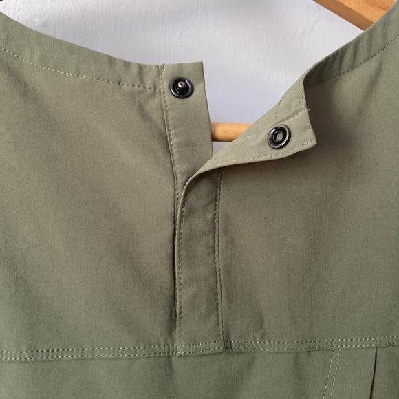 Lolë Open Back T-shirt in Sage Green - Picture 4 of 6